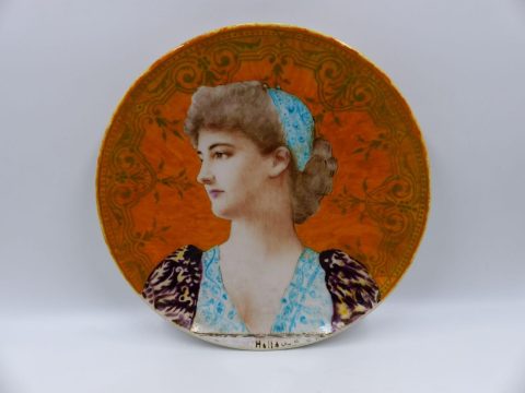 Plat décoratif à figure de fantaisie - Théodore DECK / Paul HELLEU 