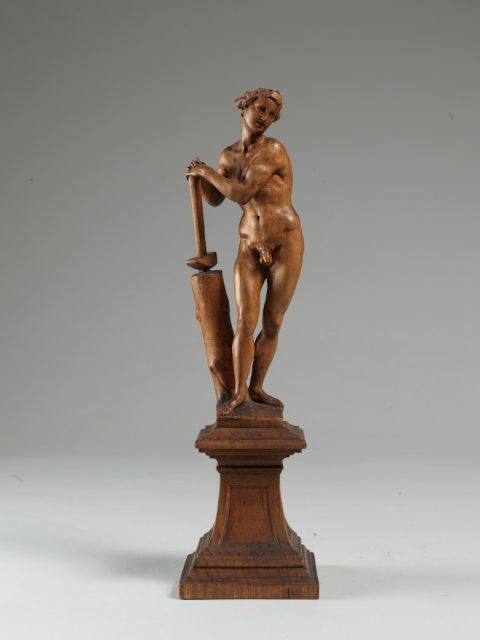 Jeune homme nu tenant un marteau - Auteur(e) non identifié(e)