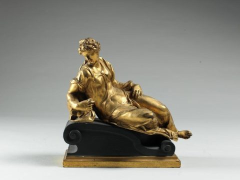 Élément de garniture : Femme allongée sur un élement architectural - Auteur(e) non identifié(e)